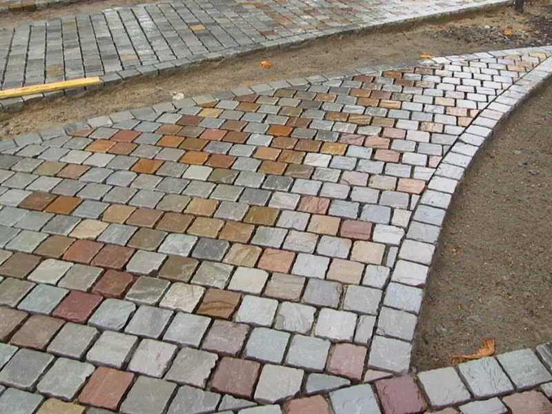 Allée en pavés de couleur posée en courbe