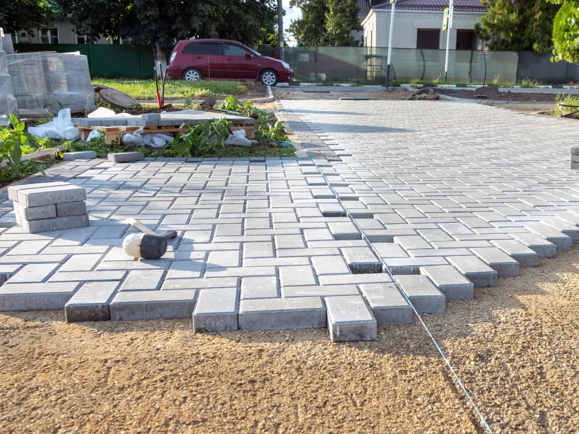 Pose de pavés pour une allée de jardin
