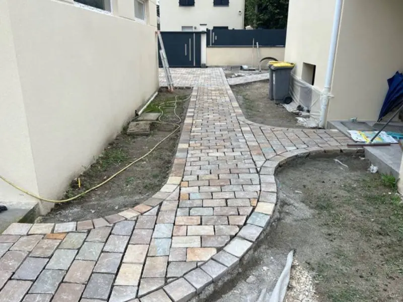 Allée pavée réalisée le long d'une maison