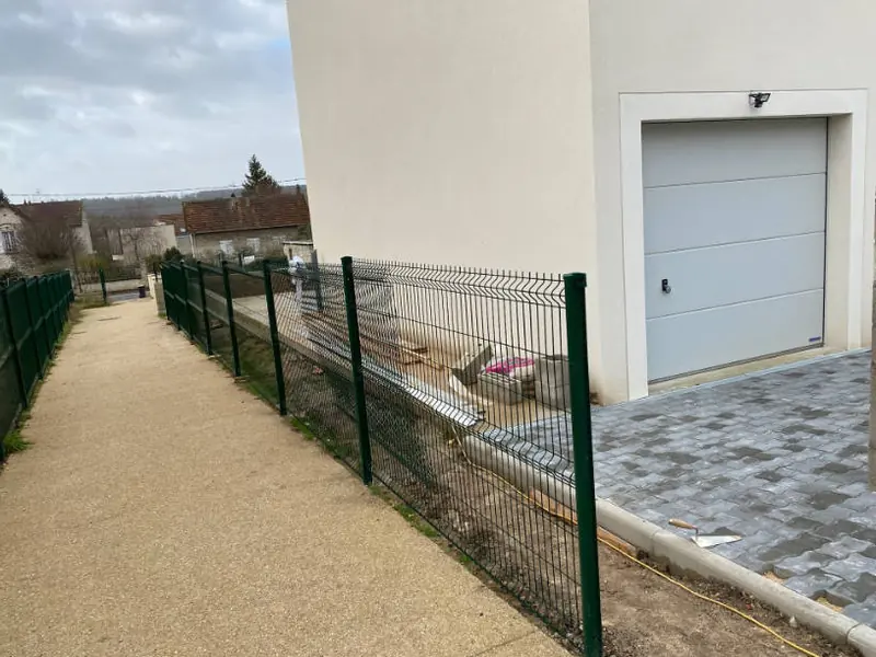 Clôture en grillage rigide le long d'une allée
