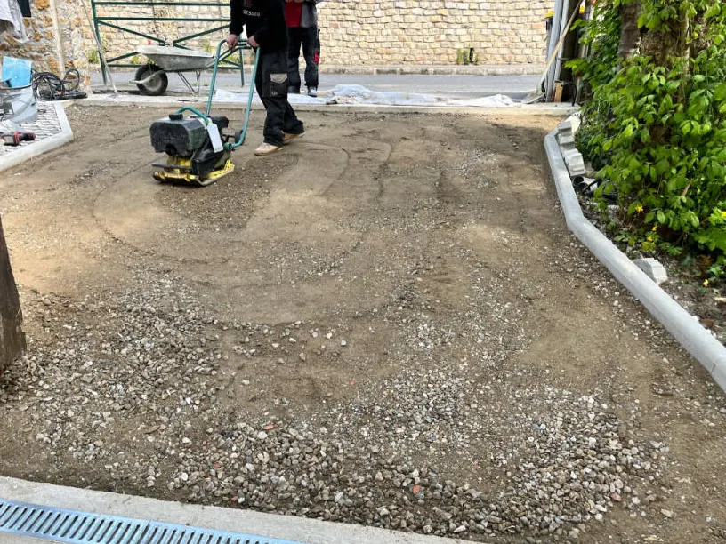 Compactage du fond de forme à la plaque vibrante