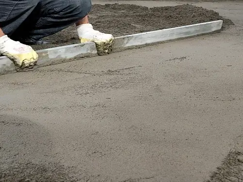 Lissage d'une dalle béton fraîchement coulée