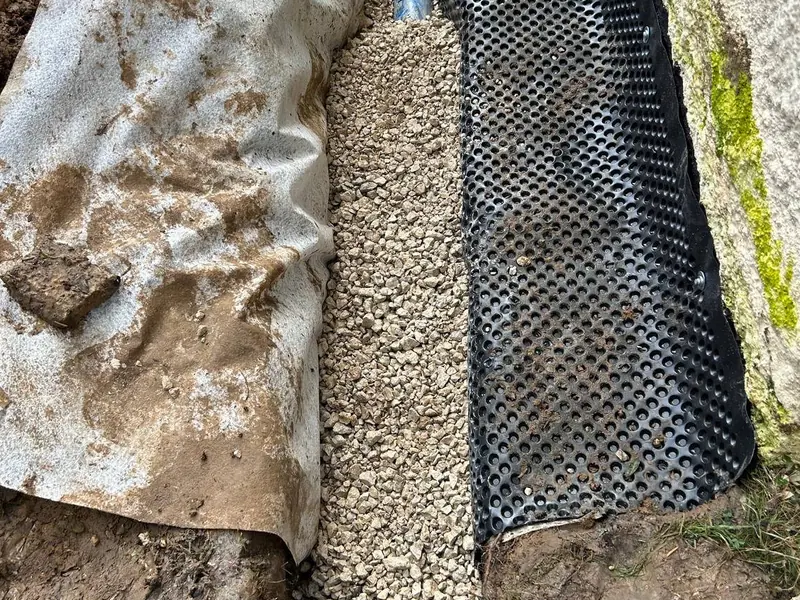 Drain périphérique posé au pied des fondations sur lit de gravier