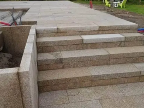 Escalier en pierre maçonné entre la terrasse et le jardin