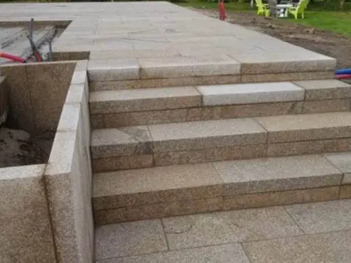 Escalier en pierre reliant la terrasse au jardin