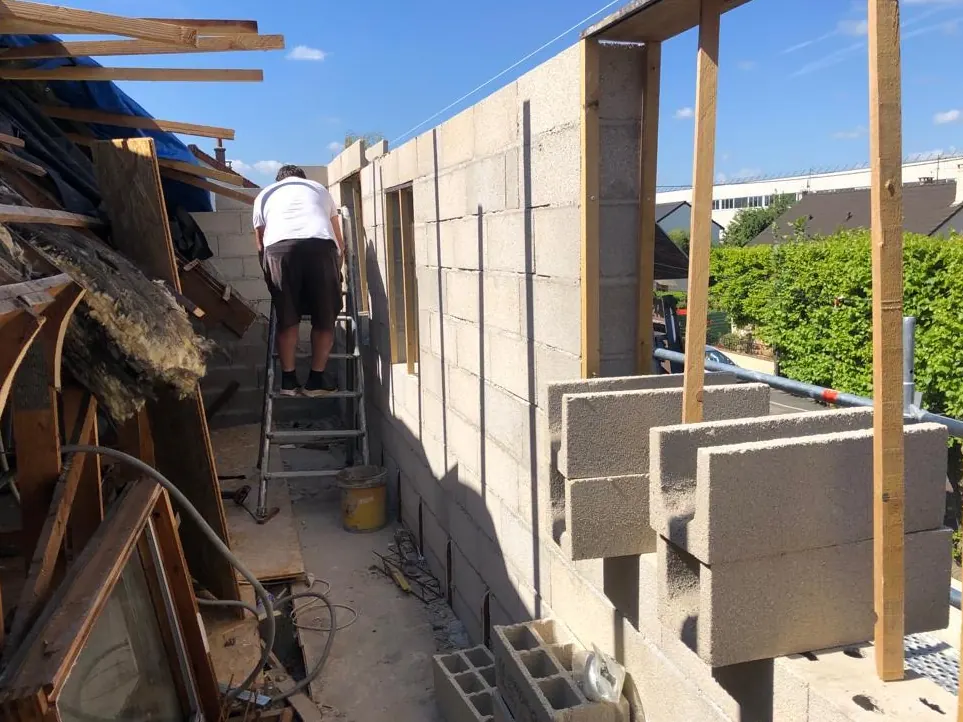 Murs d'une extension montés en blocs béton