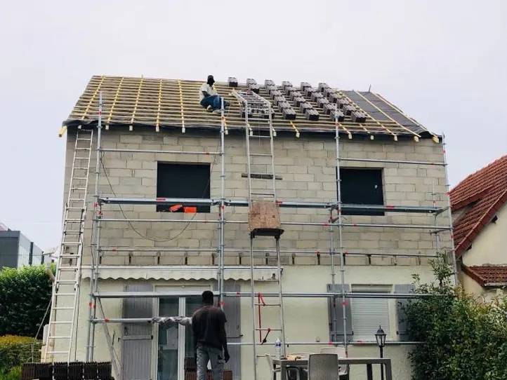Extension de maison en cours, pignon monté sous échafaudage