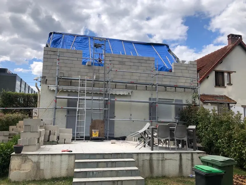 Maison en cours de surélévation, murs de l'étage montés en blocs béton