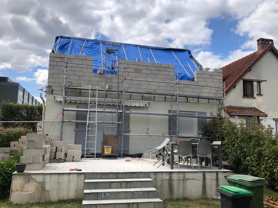 Maison en cours de surélévation, murs de l'étage montés en blocs béton