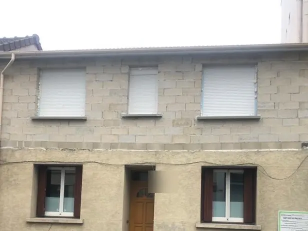 Façade de maison en blocs béton avant ravalement
