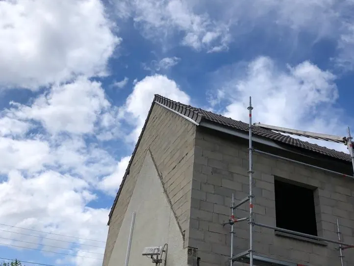 Pignon de maison sous échafaudage pendant les travaux de façade