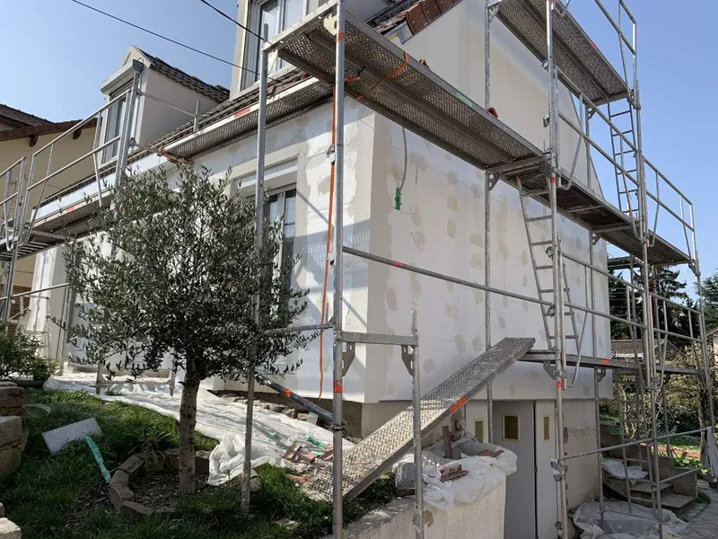 Façade de maison sous échafaudage en cours de ravalement