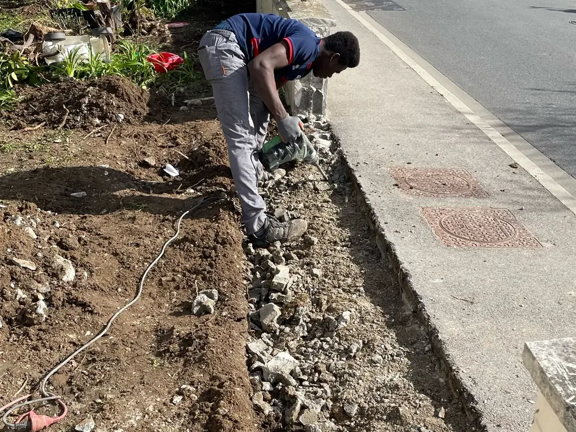 Fouille de fondation pour un muret le long d'un trottoir