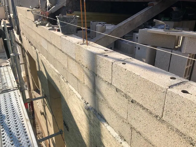 Arase d'un mur en blocs béton