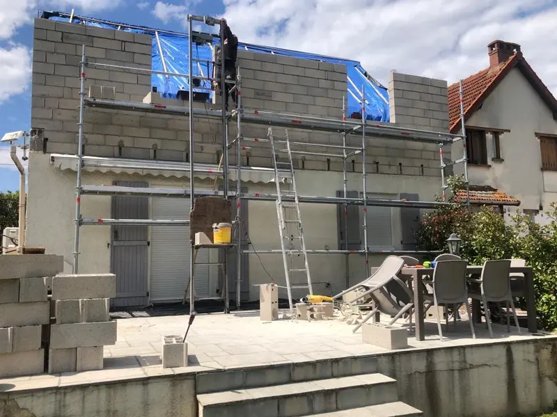 Murs en blocs béton montés depuis l'échafaudage