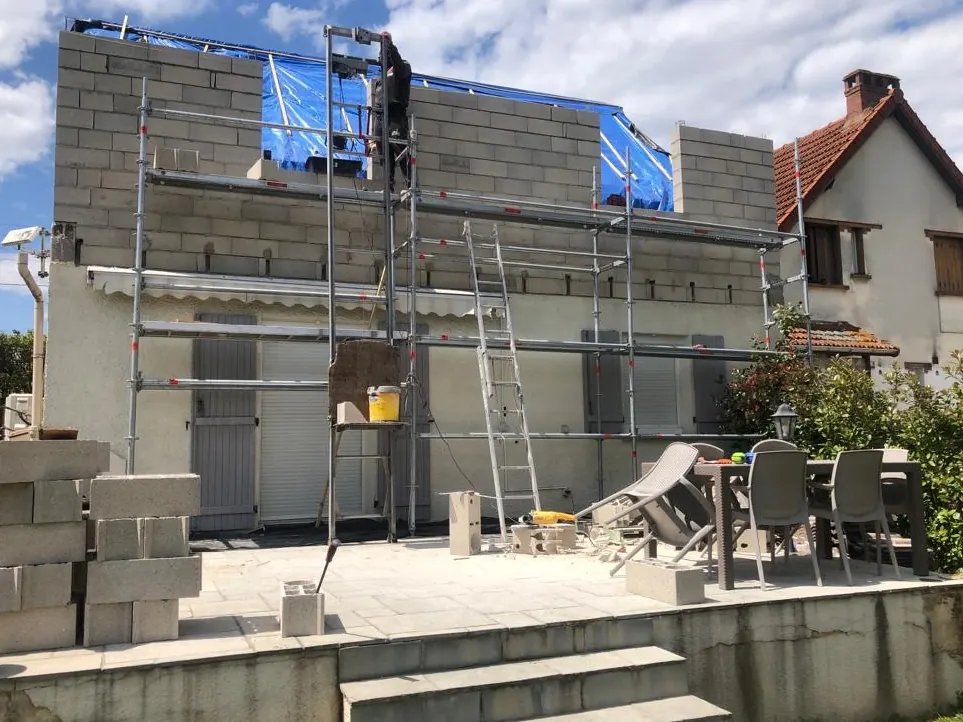 Murs en parpaings montés depuis l'échafaudage sur un chantier de maçonnerie