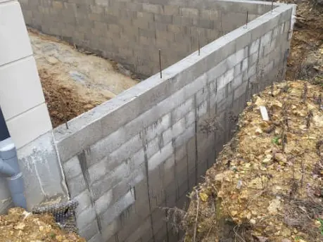 Mur de soutènement en blocs béton retenant les terres