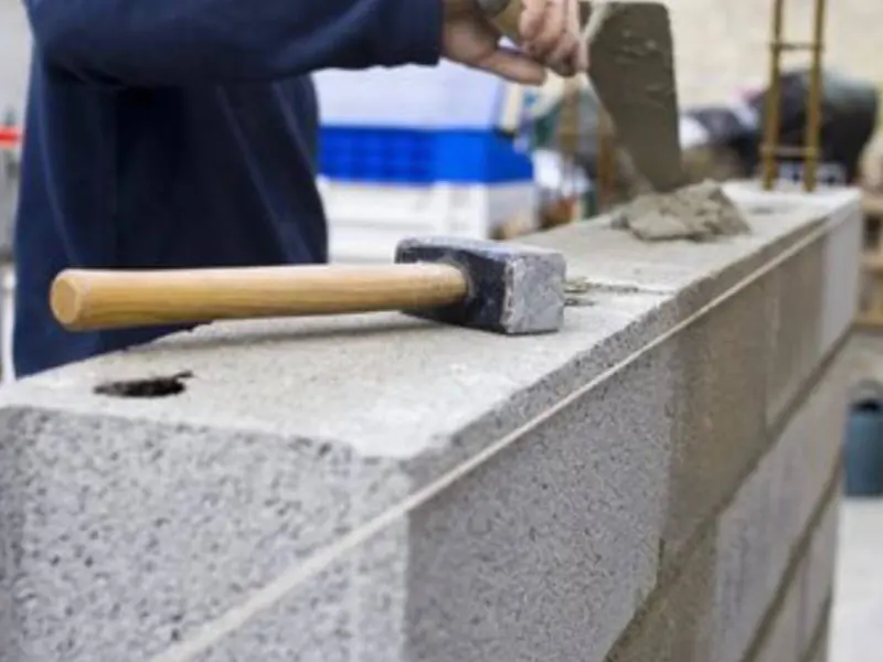 Muret en blocs béton monté au mortier