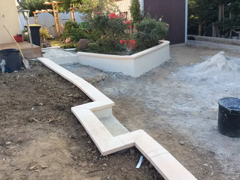 Murets de jardin en béton bordant une terrasse