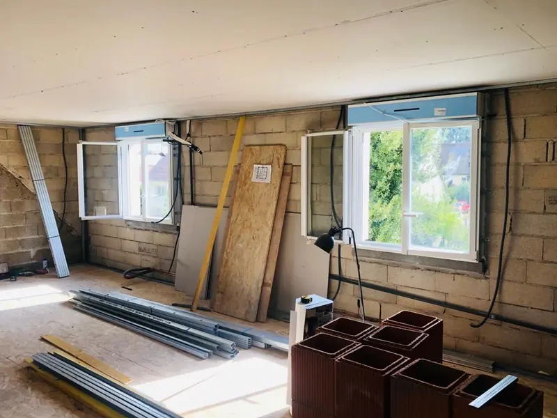 Baies ouvertes dans un mur en blocs béton
