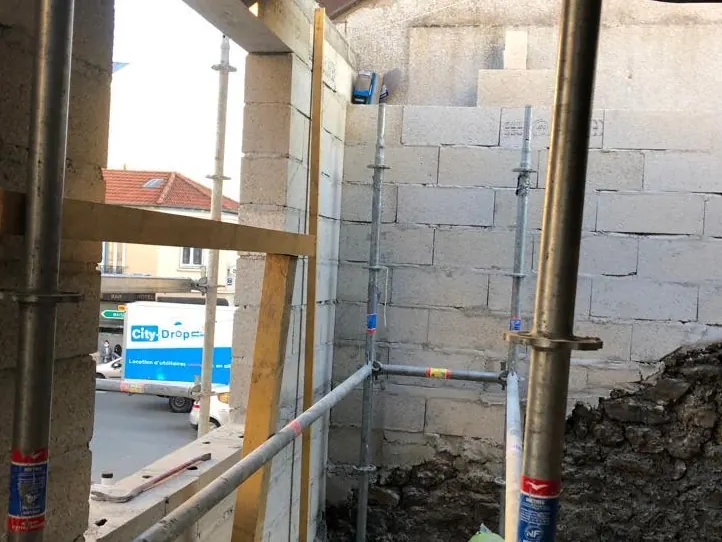 Ouverture dans un mur avec étais en place avant la pose du linteau