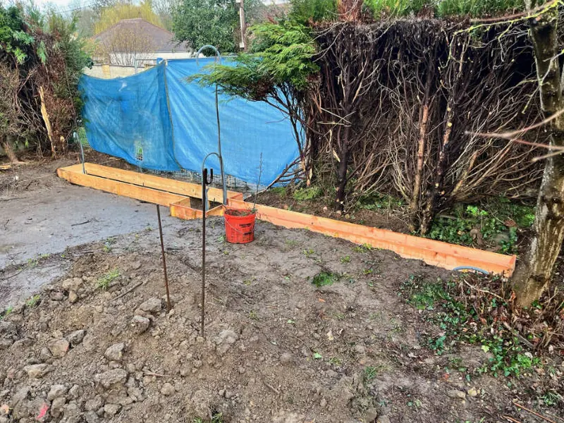 Coffrage et piquets de niveau pour préparer une terrasse