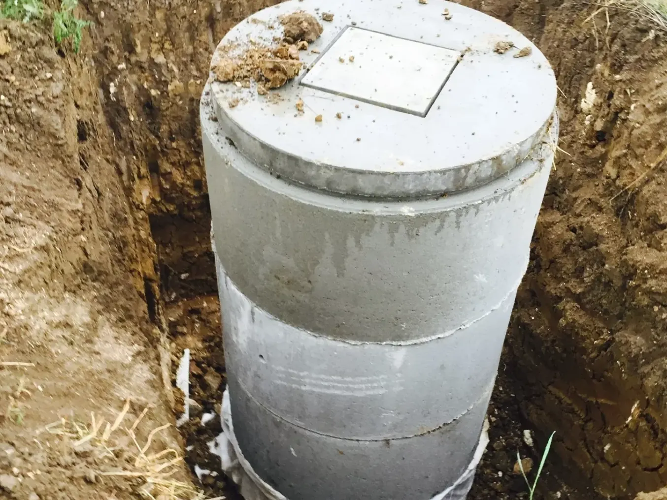 Puisard en anneaux béton mis en place dans sa fouille