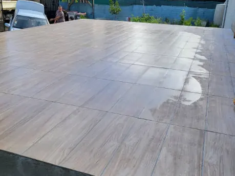 Terrasse carrelée réalisée devant une maison