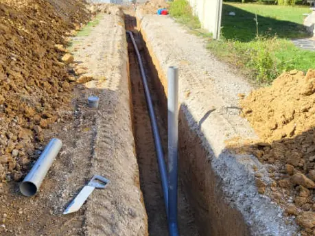 Tranchée creusée dans un jardin pour le passage d'une canalisation