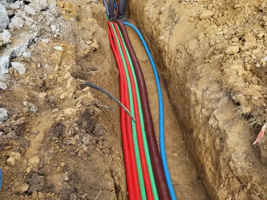 Tranchée de viabilisation avec gaines électriques et télécom